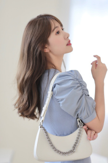 女人把内裤掀开让男人桶